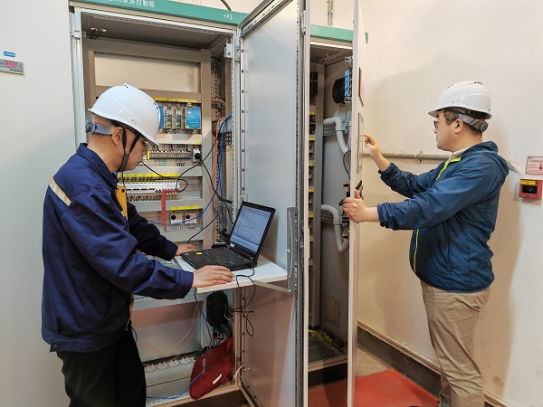 9時，自控事業(yè)部陳金源、薛翔宇在三峽泄洪壩段深孔605#泵房進行設(shè)備調(diào)試，對自主可控PLC進行信號對點及邏輯功能測試。.jpg