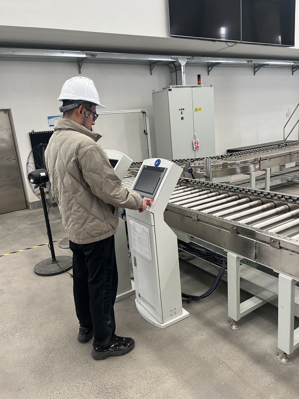 8. 江蘇常州，北自藍邦周褚飛在操作輻照設備.jpg