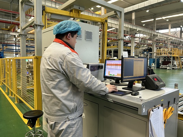 7. 江蘇常州，長江院常州科技韓金城在無紡布車間操作自動包裝機器人.jpg