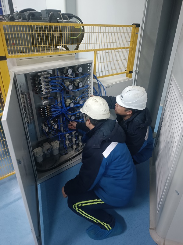 1. 天津，自控事業(yè)部竇增濤、趙強磊正在BOPA成套裝置及服務采購項目上進行調(diào)試.jpg